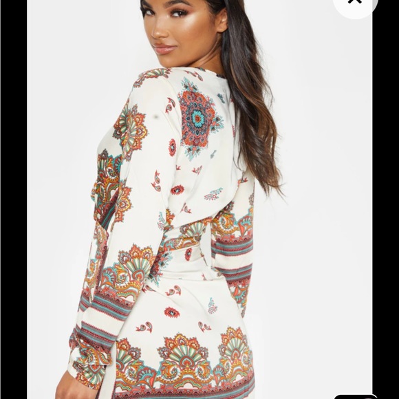 PrettyLittleThing White Printed Mini Silky Long Sleeved Wrap Dress NWT Size 8🤍 - Picture 2 of 9